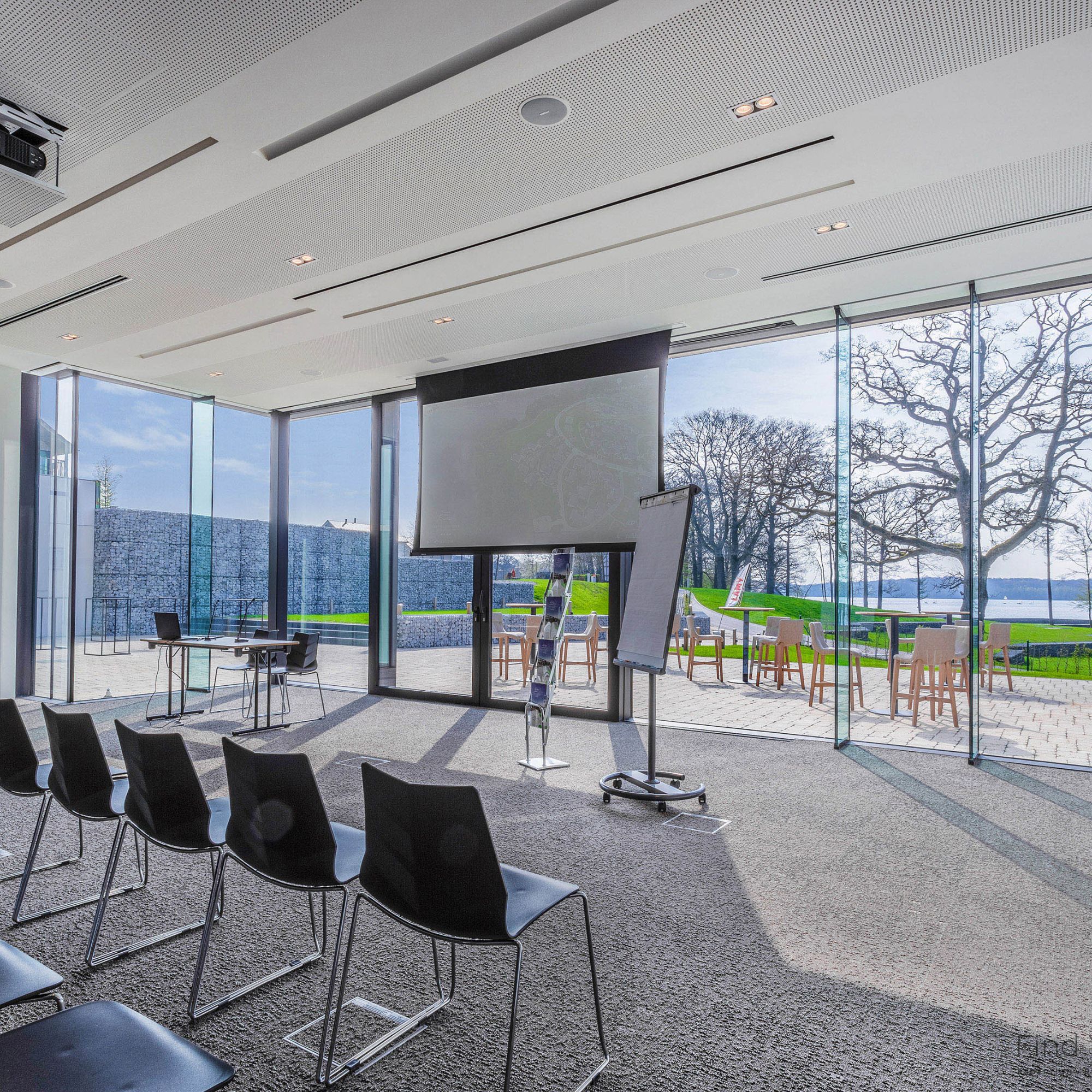 Seminar in the green: where can you hire a meeting room at the waterside?
