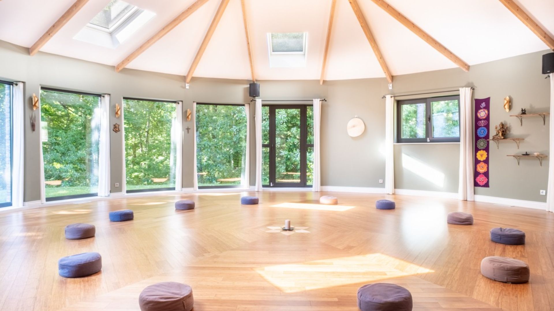 Trouver la salle idéale à louer pour organiser un atelier bien-être, yoga ou développement personnel en Belgique